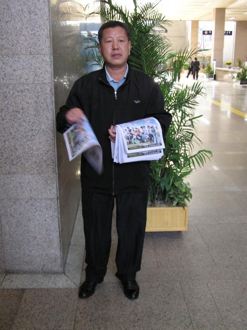 아침선전전-공무원노조신문 배포 