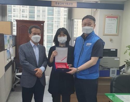 전임노조임원 감사패 전달