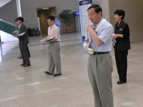 아침선전전-공무원노조신문배포