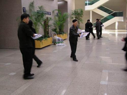 아침선전전-국가의왼손노조신문배포