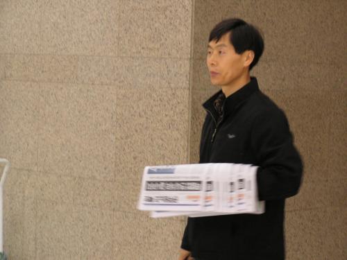 아침선전전-노조신문배포