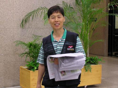 아침선전전- 노조신문, 선전물 배..