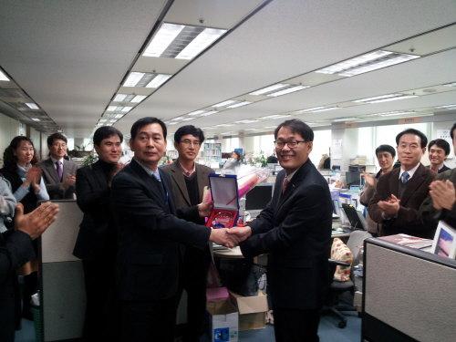 존경받는 간부공무원 감사패 전달 ..